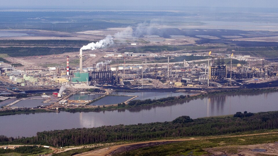 Un site pétrolier près d'une rivière.