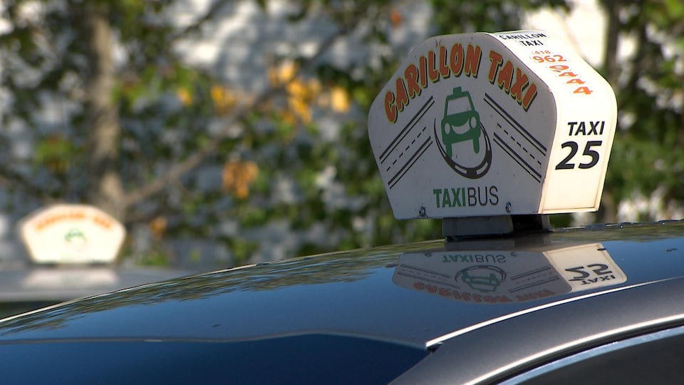 Une enseigne de taxi