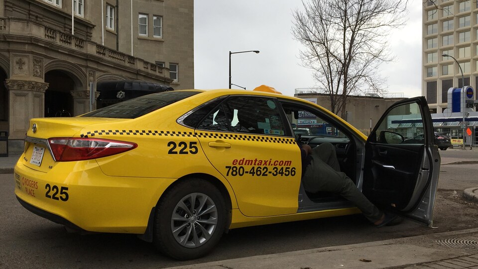Un taxi attend un client devant l'hôtel The Westin, dans le centre-ville d'Edmonton, le 10 avril 2019.
