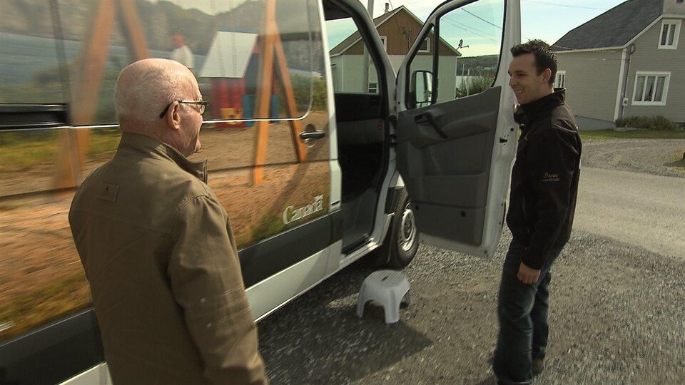 Un conducteur de Taxi Fortin accueille un passager