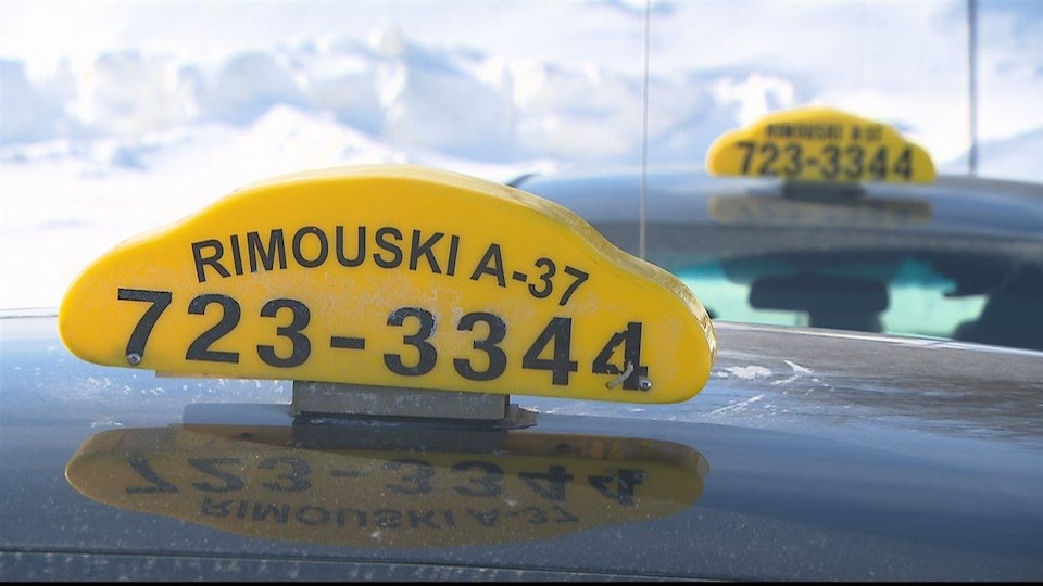 Une enseigne de Taxi Rimouski