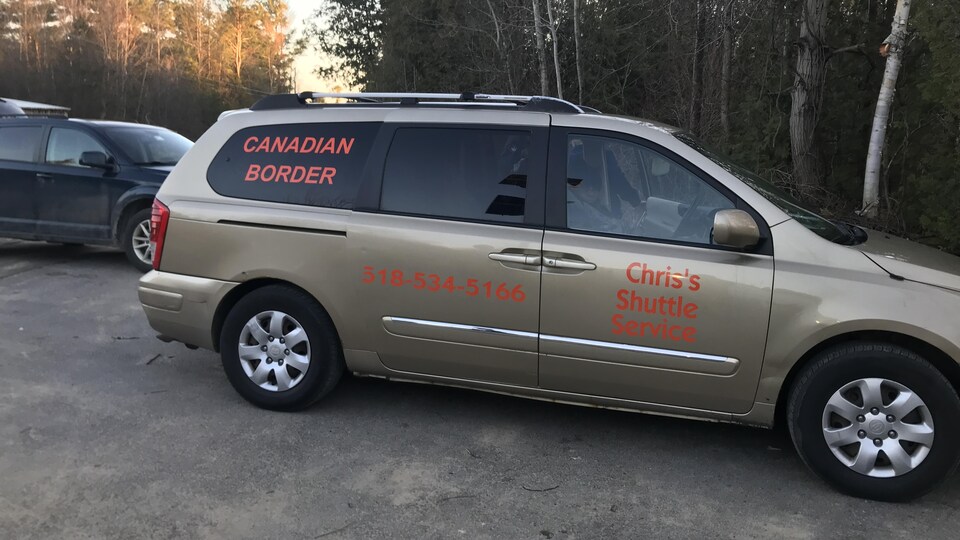 Un taxi qui se rend à Roxham Road.