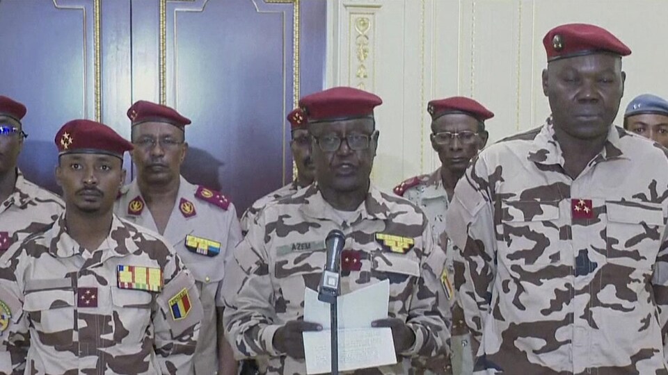 Plusieurs hommes en uniforme militaire.