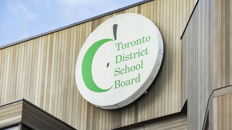 Le sigle du TDSB sur un de ses bâtiments.