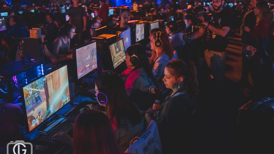 Des femmes jouent à un jeu vidéo lors d'un événement.