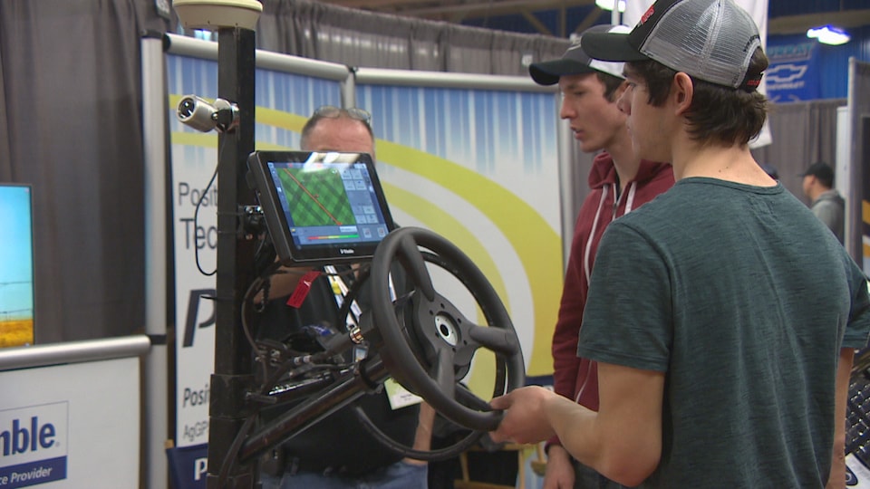 Deux jeunes hommes testent un système de conduite automatisé par GPS.