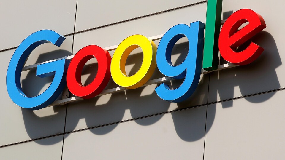 Le logo de l'entreprise Google à l'extérieur d'un bâtiment.