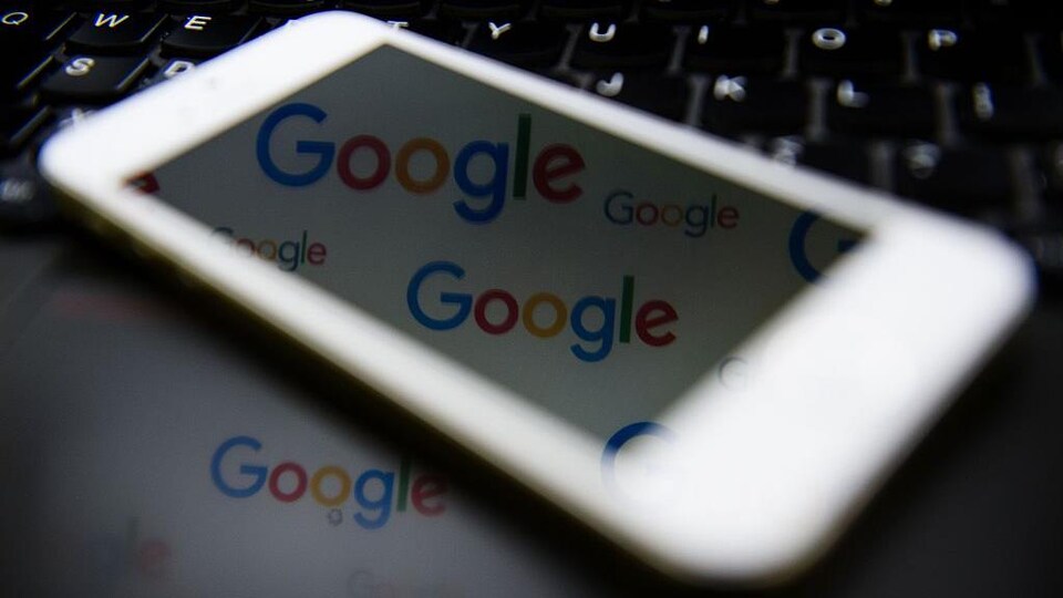Le logo de la compagnie Google sur l'écran d'un téléphone intelligent.
