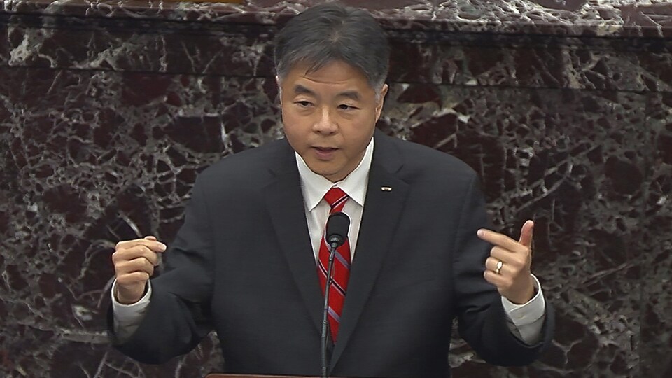 Ted Lieu, debout, devant un micro, s'adressant aux sénateurs.
