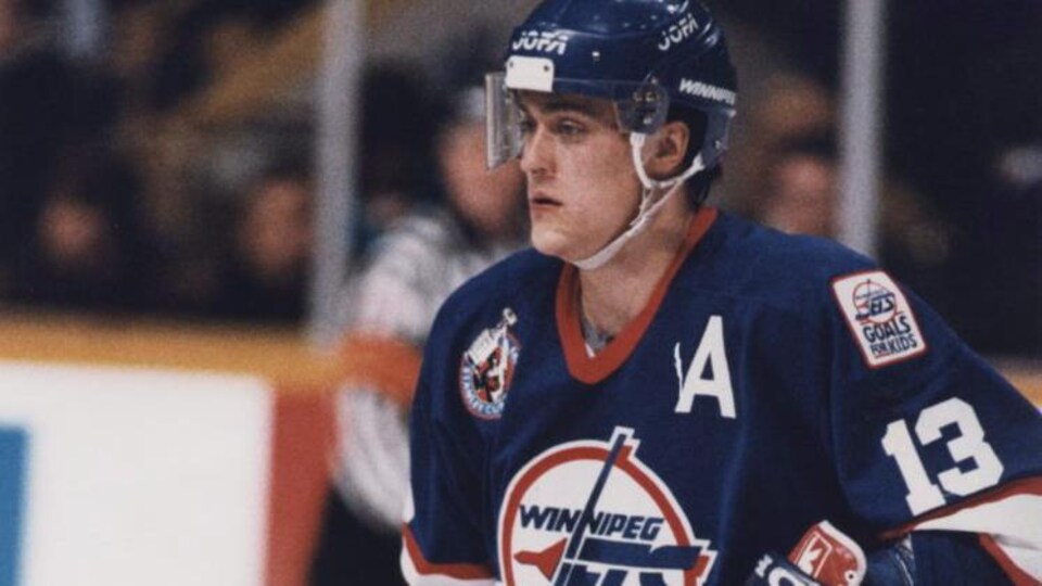 Teemu Selanne lors d'un match opposant les Jets de Winnipeg aux Maple Leafs de Toronto en mars 1993.