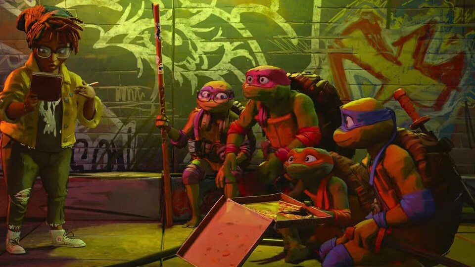 Une image du film d'animation Teenage Mutant Ninja Turtles : Mutant Mayhem montre April O'Neil dans une ruelle, regardant son carnet de notes, pendant que les quatre tortues ninja se tiennent accroupies à sa gauche.