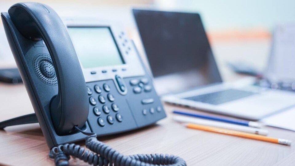 Un téléphone sur un bureau.