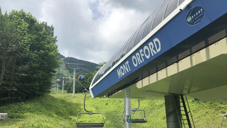 Vue sur un télésiège au mont Orford.