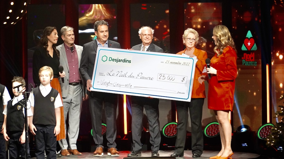 Sophie Bernier entourée de donateurs scène présente un chèque.