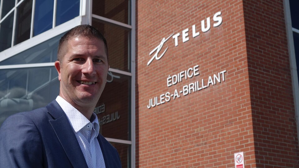 Marco V. Henry, directeur général, Bureau de projet, Telus devant l'édifice Jules-A.-Brillant de Telus à Rimouski