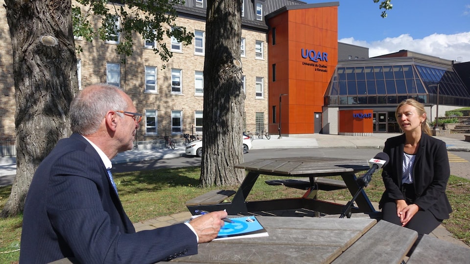 Andrée-Anne Deschênes, professeure en gestion des ressources humaines, UQAR, en entrevue devant le pavillon principal de l'UQAR à Rimouski