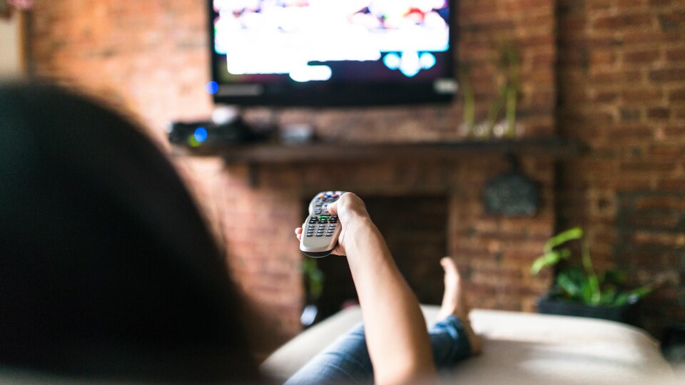 Une personne regarde la télévision