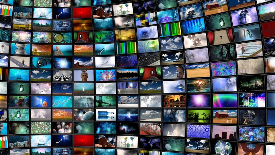 Des écrans de télévision tapissent un mur.