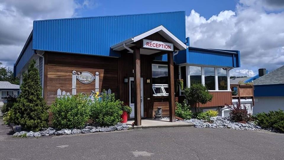 Motel De LEnergie Québec Canada Les touristes en transit vers les Îles affluent dans les hôtels du