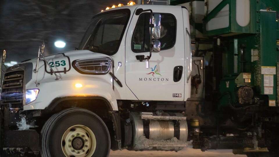 Un camion de la voirie de Moncton épand du sel au centre-ville de Moncton.