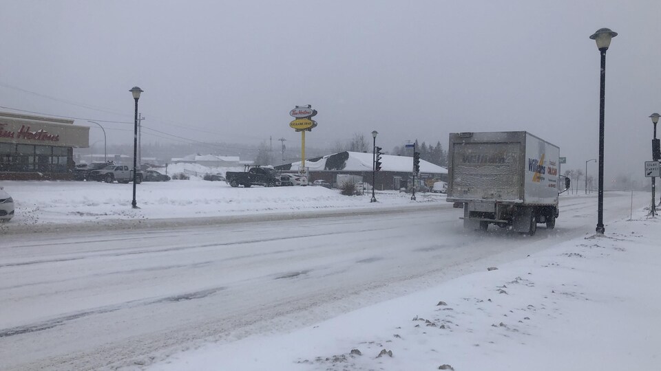 Un camion circule dans la neige sur le boulevard Lasalle à Baie-Comeau. 