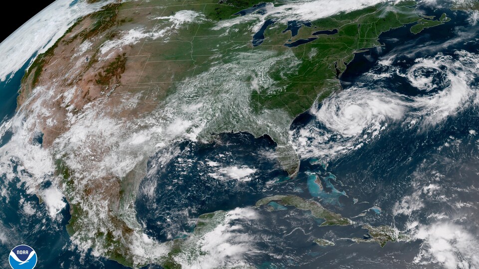 La tempête tropicale Chris au large de la côte est de la Caroline du Nord et de la Caroline du Sud, aux États-Unis.