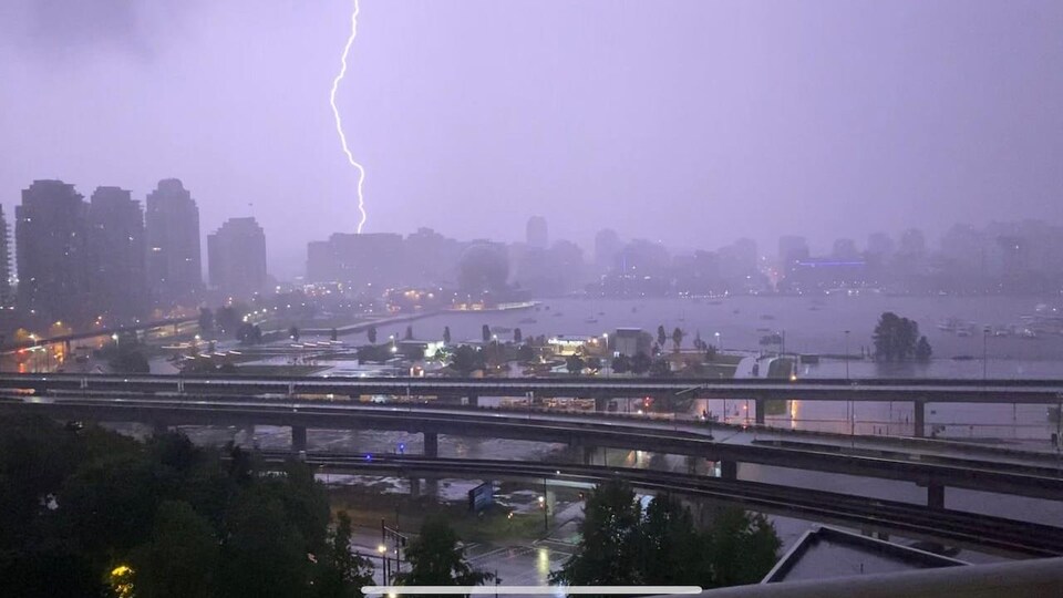 Un éclair illumine le ciel de Vancouver.