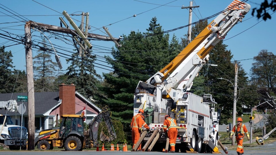 Des employés de Nova Scotia Power travaillent à réparer une ligne d'électricité à Dartmouth, en Nouvelle-Écosse.