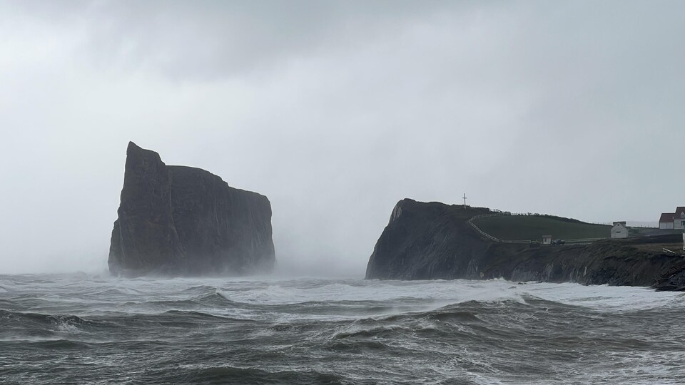 Un paysage de mer agitée devant le rocher Percé.