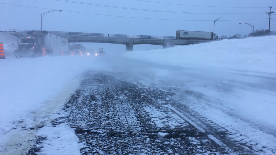 L'autoroute 20 lors d'une fermeture en raison d'une tempête de neige dans le secteur de la route Lallemand à Lévis en février 2019.