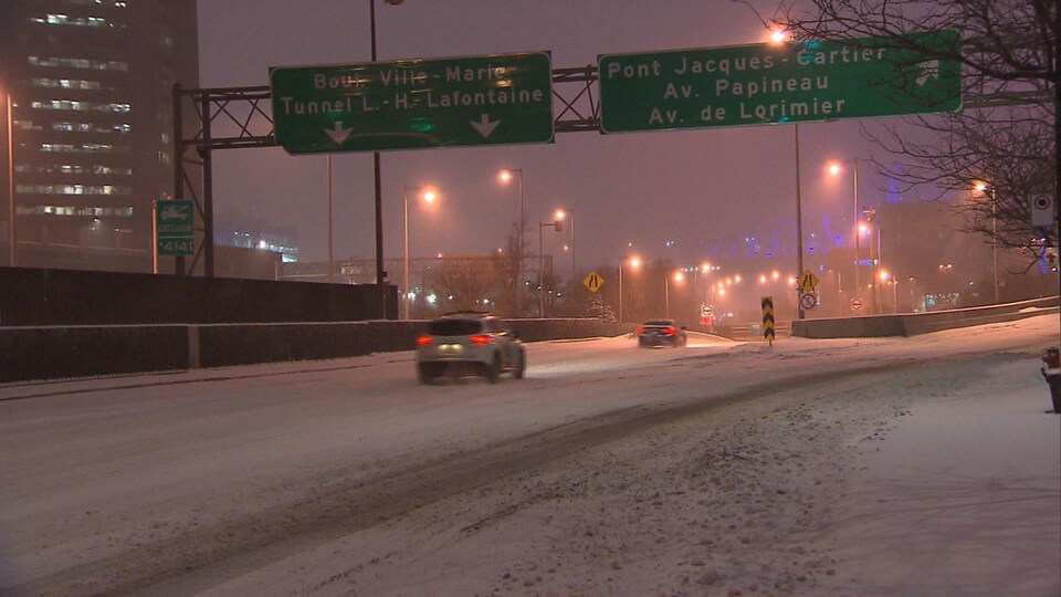 Des autos circulent sur une voie rapide.