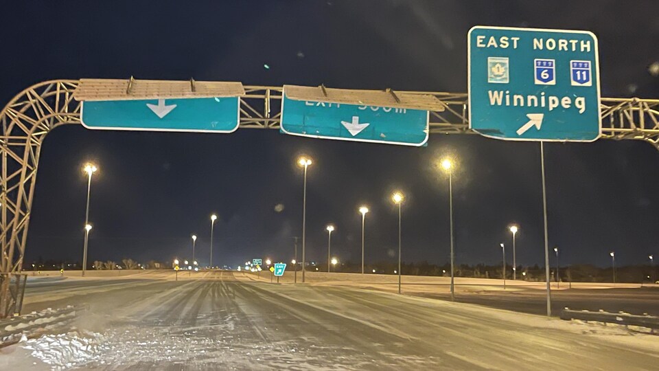 Des panneaux de signalisations près de Regina ont été pliés par les forts vents lors de la tempête hivernales du 14 janvier 2021.