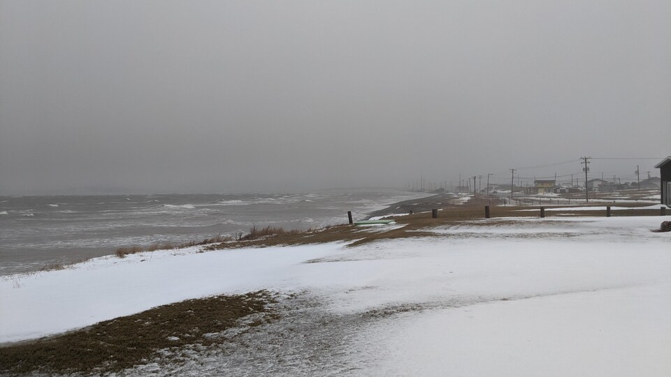 Des vagues se fracassent sur la côte des Îles lors de la tempête du 29 mars 2021.