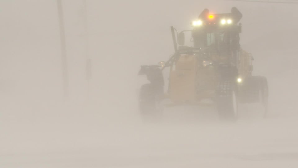 Un camion de déneigement à Matane lors de la tempête du 2 mars 2021.