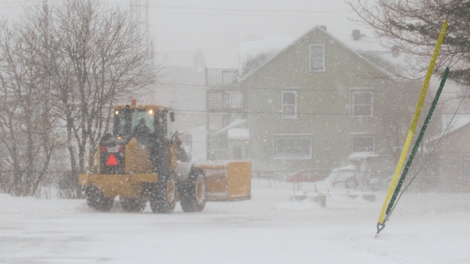 Une gratte à Matane lors de la tempête du 1er mars 2021.