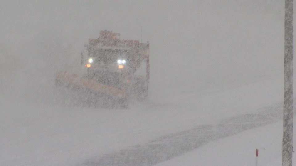 Un véhicule lourd déneige les routes.