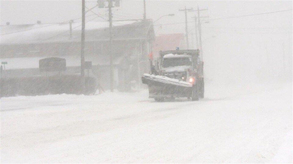 Une déneigeuse se promène pendant une tempête de neige à Hearst.