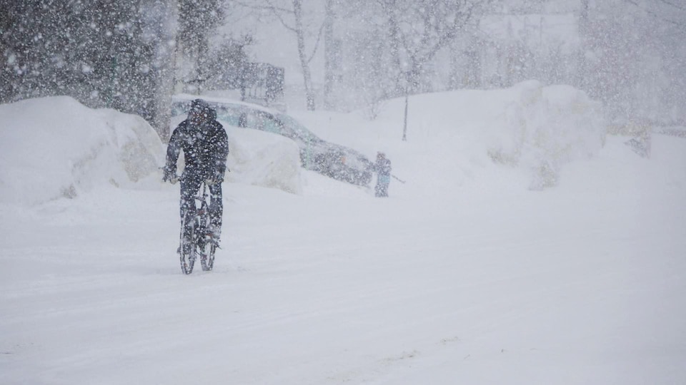 Un cycliste dans la neige à Rimouski.