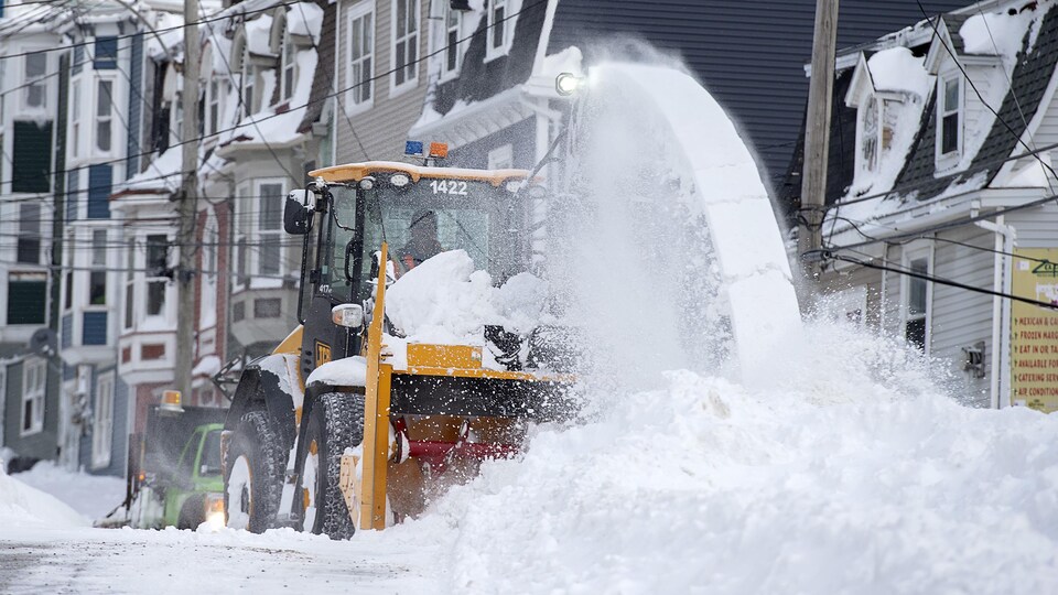 Les employés de la Ville enlèvent la neige avec leur machinerie.