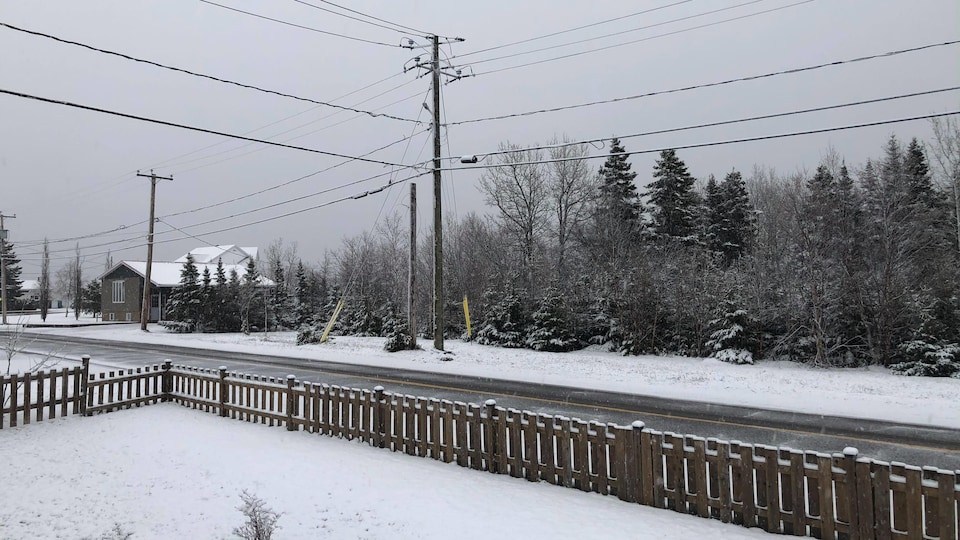 Une accumulation de quelques centimètres jeudi matin dans une rue de Gallix, sur la Côte-Nord.