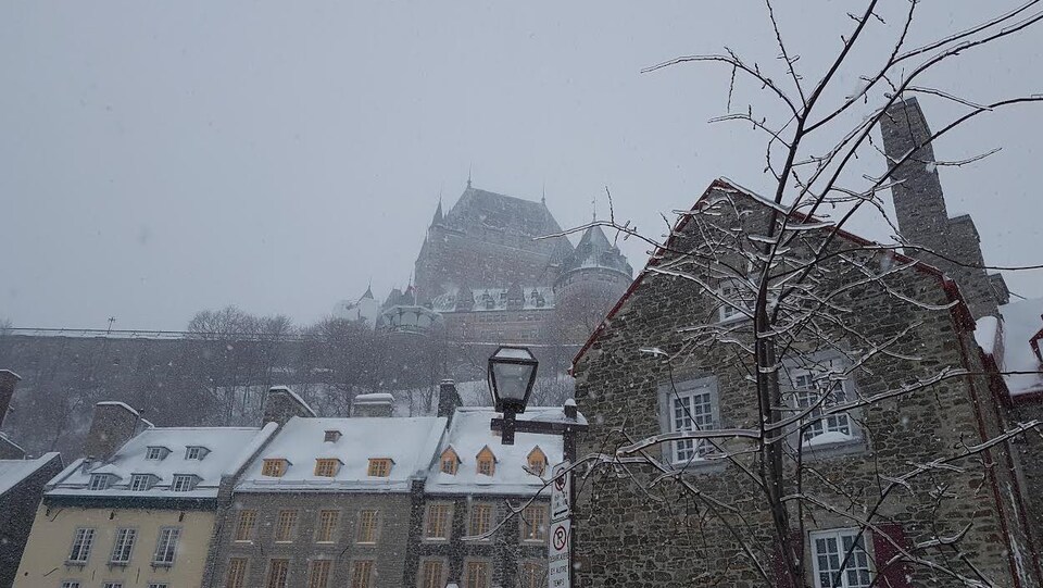 Le Château Frontenac sous les vents et la neige.