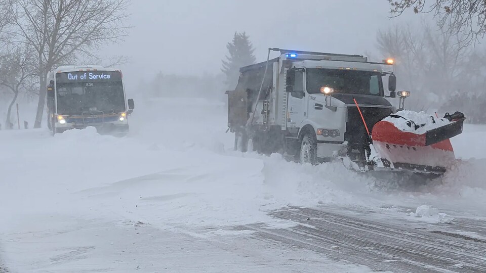 La tempête hivernale a interrompu la circulation sur la Transcanadienne en  Saskatchewan 