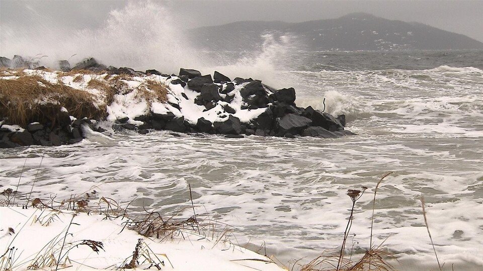 Déferlement de vagues le long de la côte à Sept-Îles.