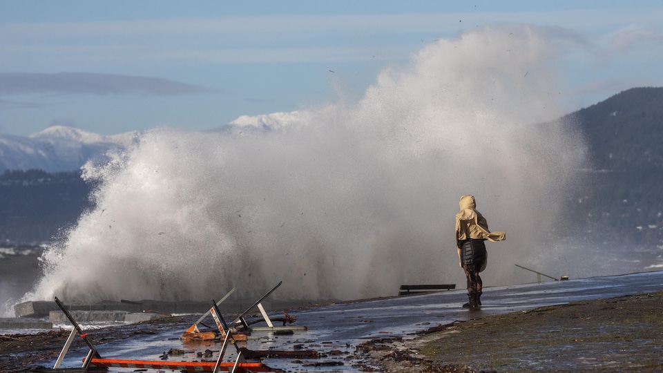 Une personne observe les vagues à English Bay, à Vancouver. 