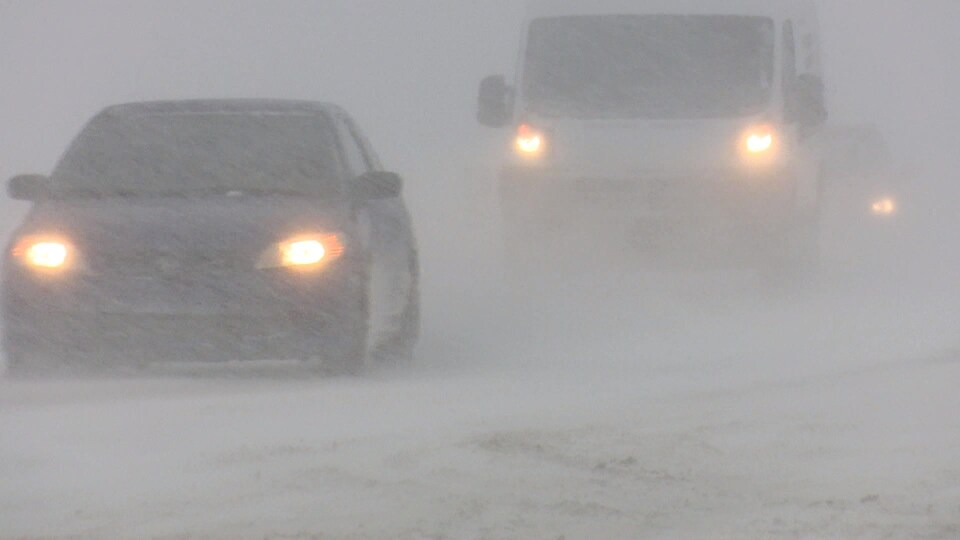 Deux voiture circulent durant la tempête.