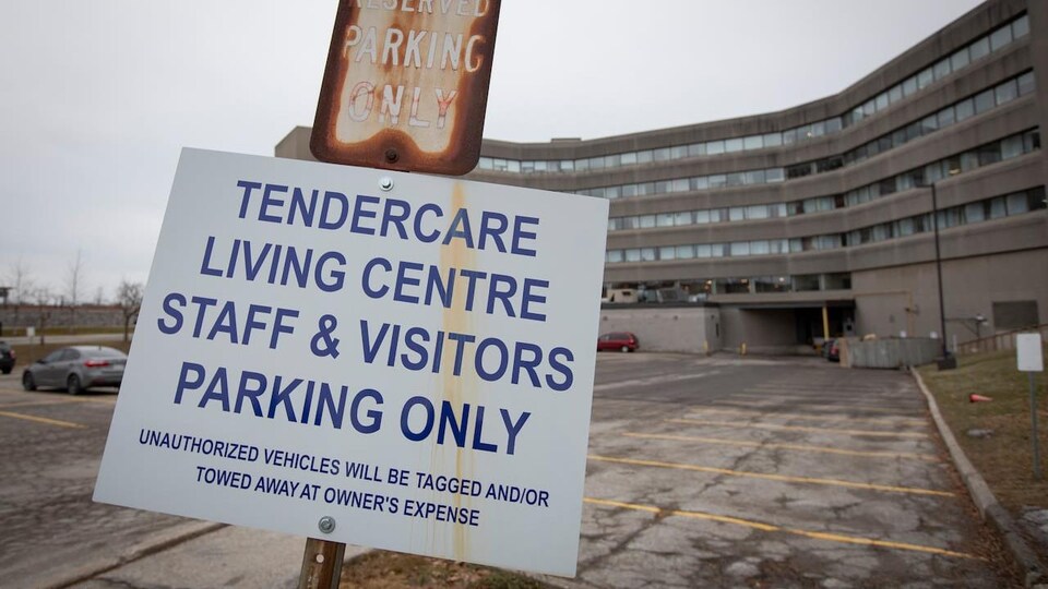 Une pancarte de stationnement à l'extérieur de la résidence Tendercare.