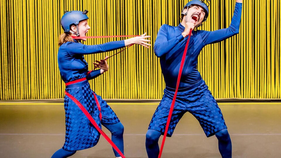 La création jeunesse «Tendre » commence mardi au Théâtre des Gros becs. On y voit deux clowns vêtus en bleu et portant un casque de la même couleur.