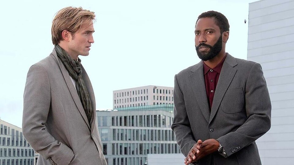 Robert Pattinson et John David Washington sont face-à-face.