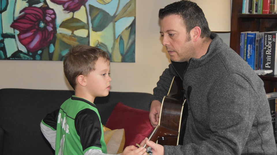Mathias et son père à la guitare.