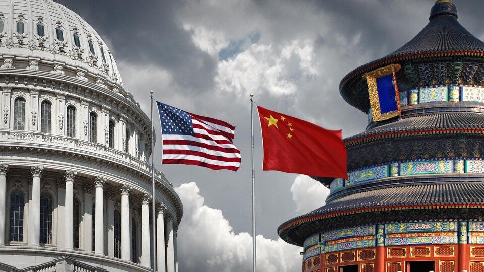 Les drapeaux américains et chinois sous un ciel gris.